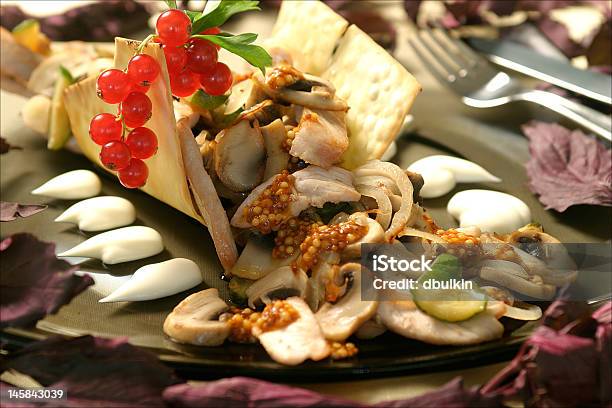 Ensalada De Tipo Seta Foto de stock y más banco de imágenes de Calabacita - Calabacita, Carne, Cebolla