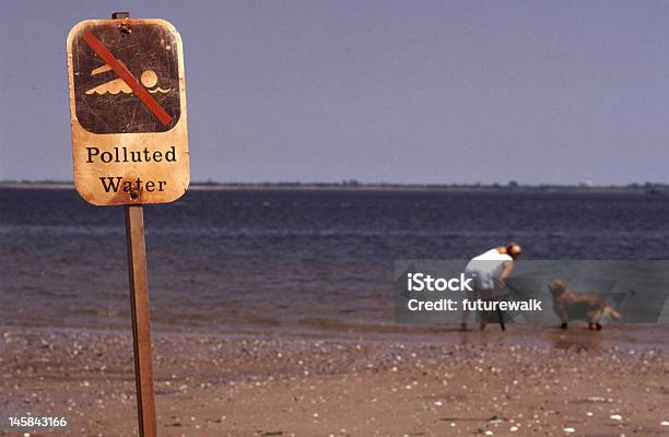 Foto de Pollluted Água e mais fotos de stock de Adulto - Adulto, Animal de estimação, Baía