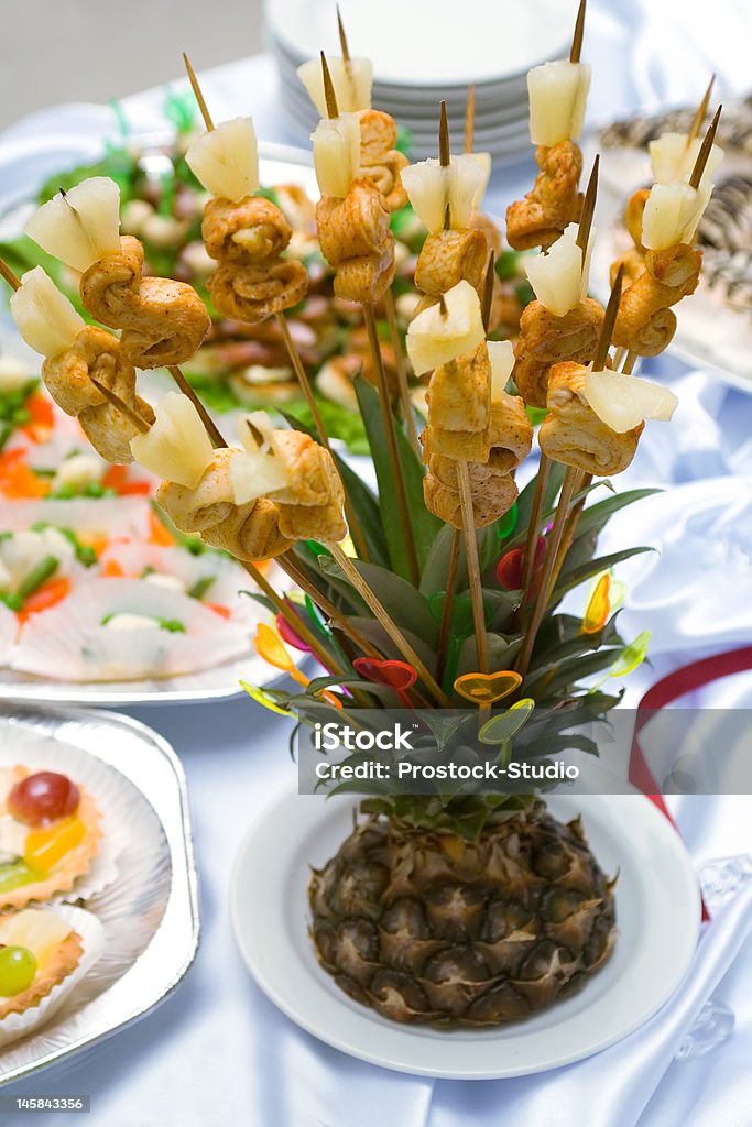 Catering a buffet-pineapple decorate con Pollo arrosto - Foto stock royalty-free di Ananas