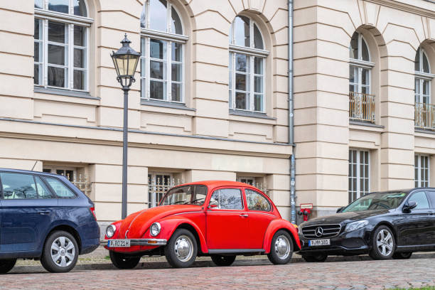 volkswagen beetle, traditional vintage german car - beetle imagens e fotografias de stock