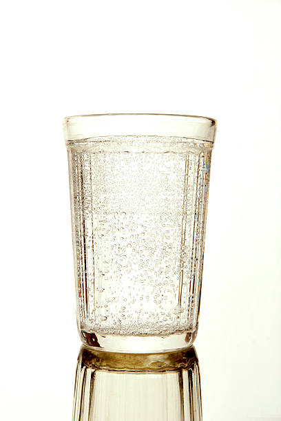 tumbler corte vidro com água mineral - carbonic acid imagens e fotografias de stock