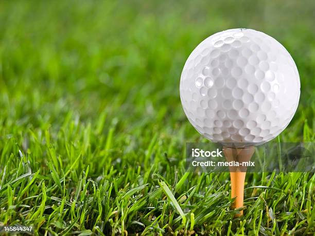 Foto de Golfball Na Grama e mais fotos de stock de Ajardinado - Ajardinado, Amarelo, Azul