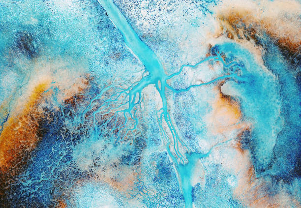 vista aérea de padrões naturais abstratos em um lago - marbled effect fotos - fotografias e filmes do acervo