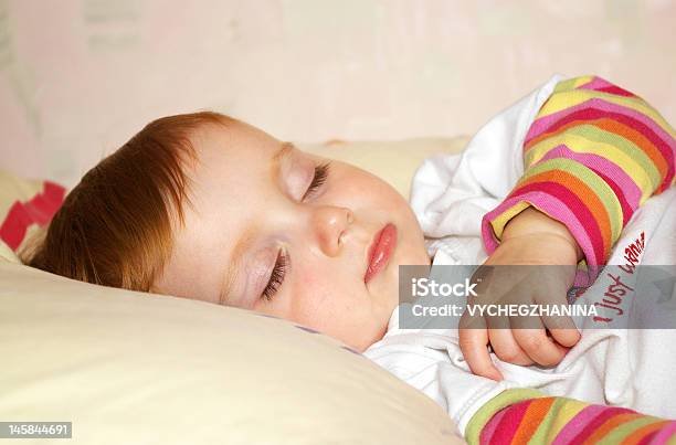 Красивая Девушка Спит — стоковые фотографии и другие картинки Время идти спать - Время идти спать, Голова человека, Горизонтальный