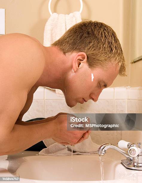 Der Shave Stockfoto und mehr Bilder von Badezimmer - Badezimmer, Bathroom, Bizeps