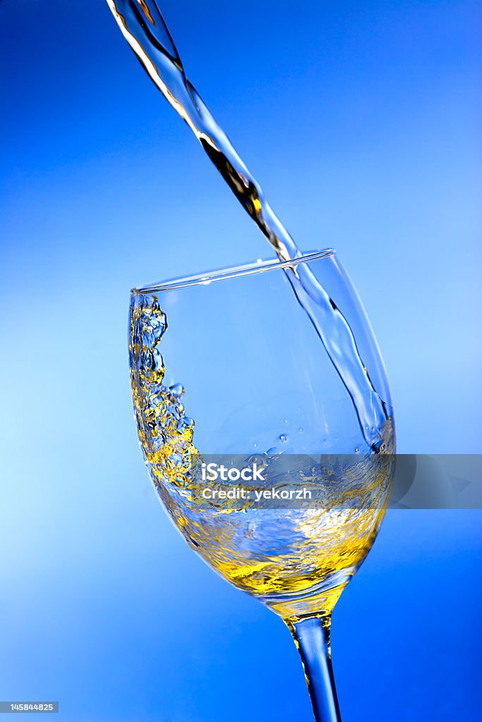 Vino blanco vertiendo en vidrio - Foto de stock de Actividad libre de derechos