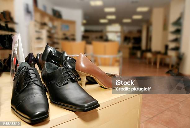 Schuhe Für Den Verkauf Stockfoto und mehr Bilder von Accessoires - Accessoires, Allgemein beschreibende Begriffe, Ausstellungsraum