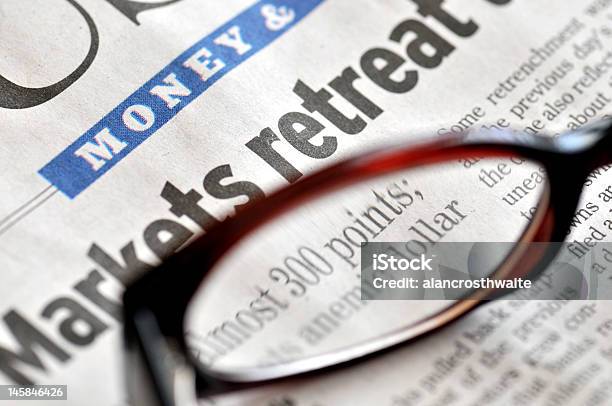 Фондовых Рынков Retreat — стоковые фотографии и другие картинки Газета - Газета, Уолл-Стрит, Безработица