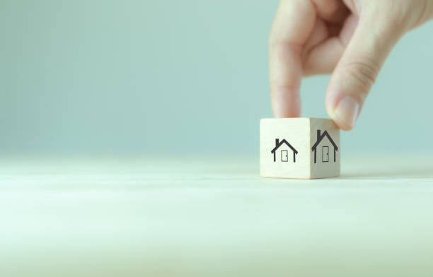 Downsizing home, houses concept. Downsizing property due to retirement or budget. Finding a tiny house or apartment. Moving to a smaller property for retirement time. Increasing cash flow. reducción de tamaño de la casa, concepto de casas. reducción de tamaño de la propiedad debido a la jubilación o el presupuesto. encontrar una pequeña casa o apartamento. mudarse a una propiedad más pequeña para el momento de la jubilación. aument