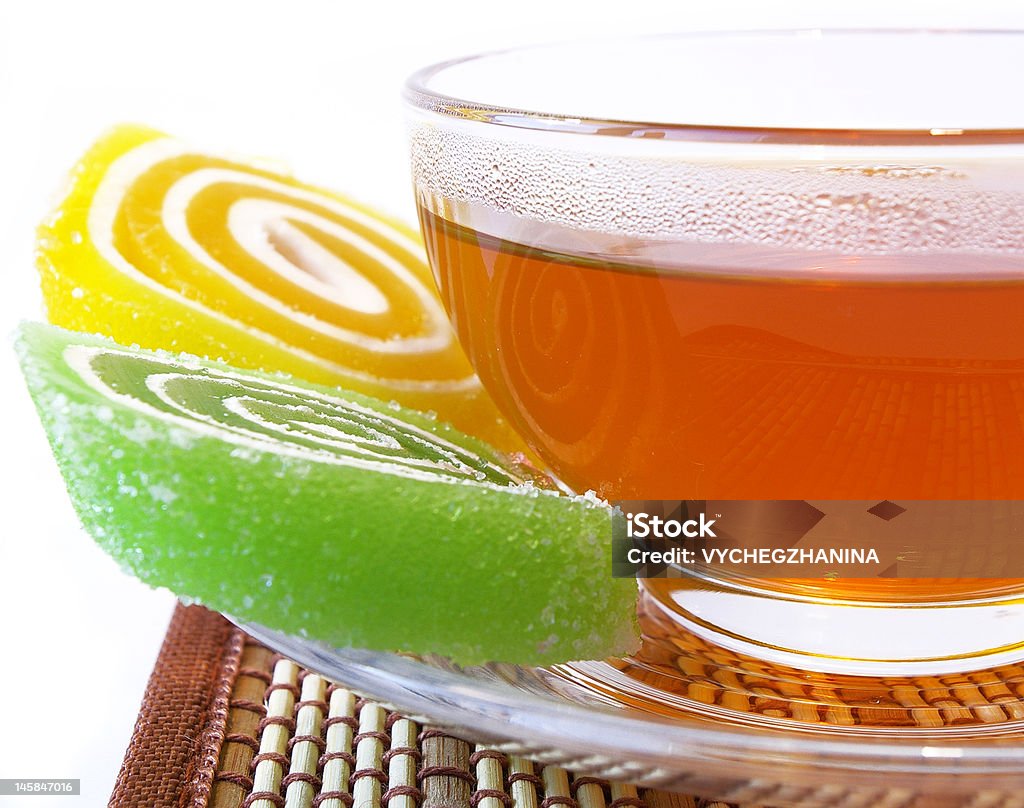 Разноцветные фруктовые сладости и чашка чая - Стоковые фото Без людей роялти-фри