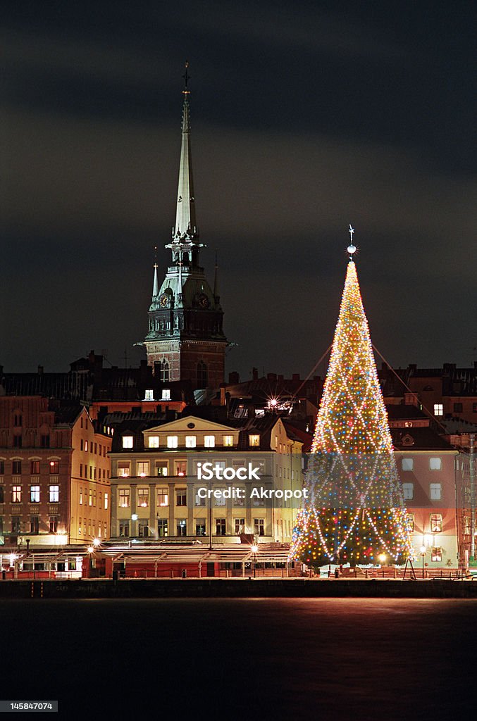 Vista nocturna de la ciudad antigua Stockholms con árbol de navidad - Foto de stock de Navidad libre de derechos
