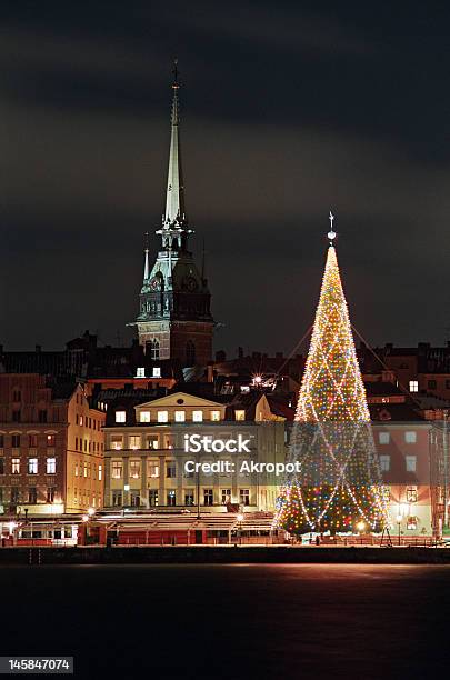 Vista Nocturna De La Ciudad Antigua Stockholms Con Árbol De Navidad Foto de stock y más banco de imágenes de Navidad