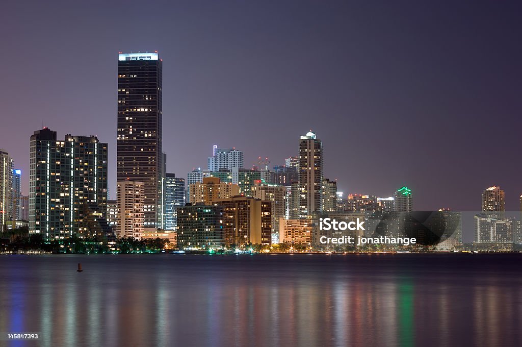 Miami, frente a la bahía en la noche - Foto de stock de Puerto deportivo de Miami Bayside libre de derechos