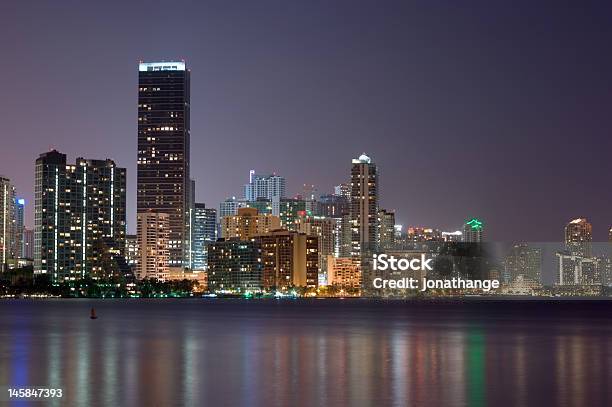 Miami Frente A La Bahía En La Noche Foto de stock y más banco de imágenes de Puerto deportivo de Miami Bayside - Puerto deportivo de Miami Bayside, Agua, Aire libre