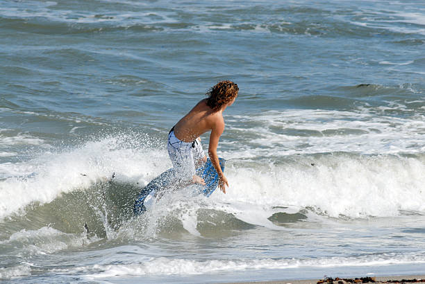 skimboarding - surfing sport extreme sports success zdjęcia i obrazy z banku zdjęć