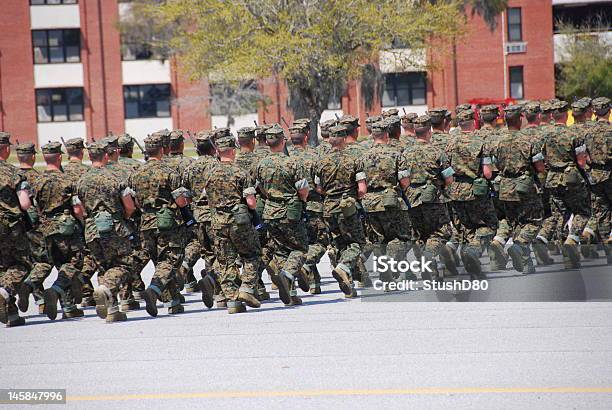 Marines Marschieren Stockfoto und mehr Bilder von US Militär - US Militär, Marschieren, Militärische Einsatzkräfte