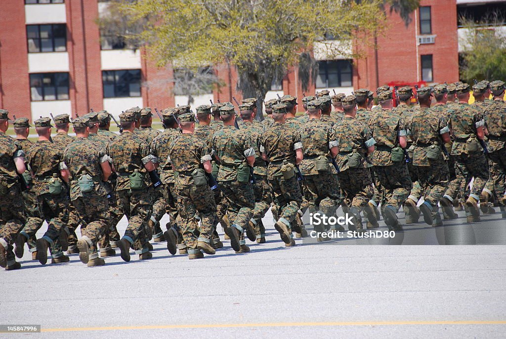 Marines marcia - Foto stock royalty-free di Forze armate statunitensi