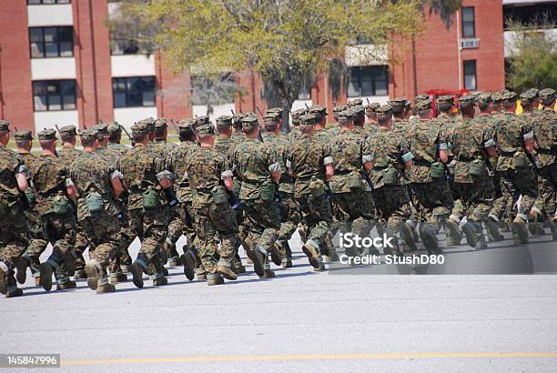 Marines Marcia - Fotografie stock e altre immagini di Forze armate statunitensi - Forze armate statunitensi, Marciare, Personale militare