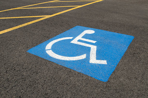 barrierefreier parkplatz - disabled accessible boarding sign stock-fotos und bilder