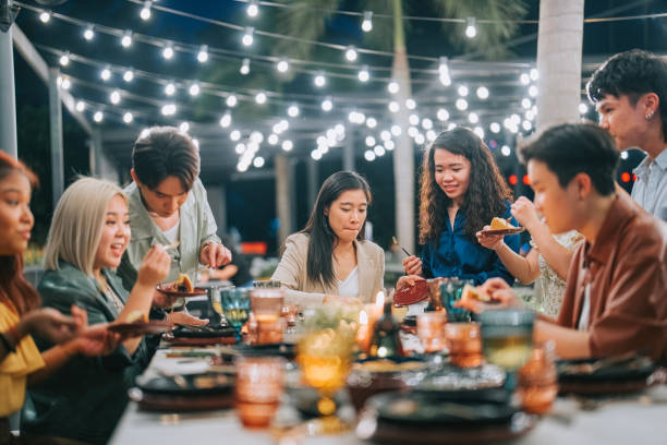 coppia lesbica cinese asiatica che celebra la cena all'aperto di compleanno con gli amici - light meal foto e immagini stock