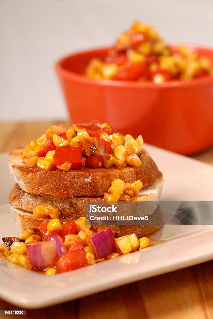 Maíz tostado,, tomate, cebolla bruschetta - Foto de stock de Alimento libre de derechos