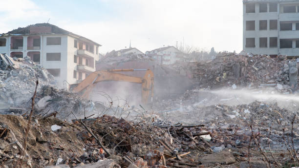 daños causados por un terremoto en una ciudad. edificios destruidos después de un terremoto. edificios derrumbados. ciudad en ruinas debido a la guerra. un ataque aéreo daña una ciudad. concepto de transformación urbana. - aftershock fotografías e imágenes de stock