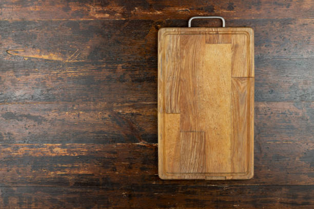 empty vintage cutting board on planks food background concept. top view. - cutting board plank wood isolated imagens e fotografias de stock