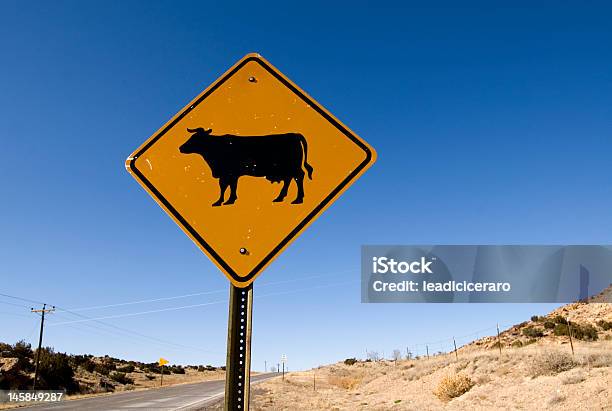 Foto de Sinal De Cruzamento De Vaca Na Route 66 e mais fotos de stock de Amarelo - Amarelo, Azul, Colina