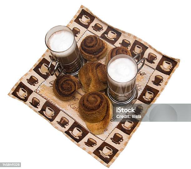 Caseras Cinnamon Caracol Panadería Con Un Café Con Leche Foto de stock y más banco de imágenes de Alimento