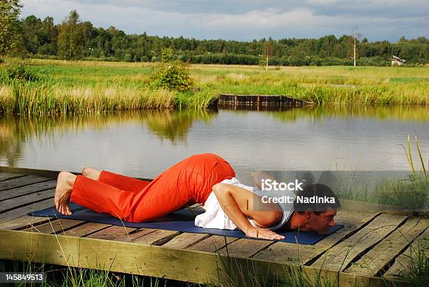 若い男性を行うヨガの練習 Surya Namaskar - ほっそりしたのストックフォトや画像を多数ご用意 - ほっそりした, アクティブライフスタイル, スピリチュアル