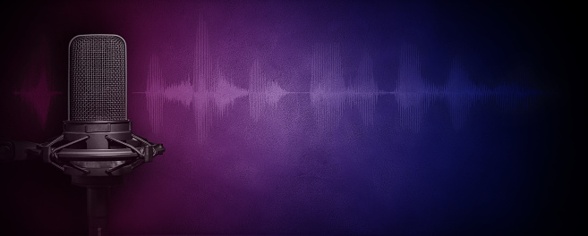 Micrófono de podcast en la oscuridad con luz rosa y azul, señal de onda de audio y espacio de copia. Diseño de banner de estudio de grabación. photo