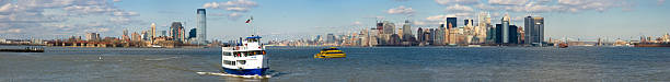 panorama-vista al mar, con barcos en edificios de nueva york - ferry new york city ellis island new york state fotografías e imágenes de stock