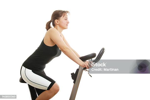 Pusta Młoda Kobieta Siedzi Na Spinning Rower - zdjęcia stockowe i więcej obrazów Aktywny tryb życia - Aktywny tryb życia, Bicykl, Ciało ludzkie