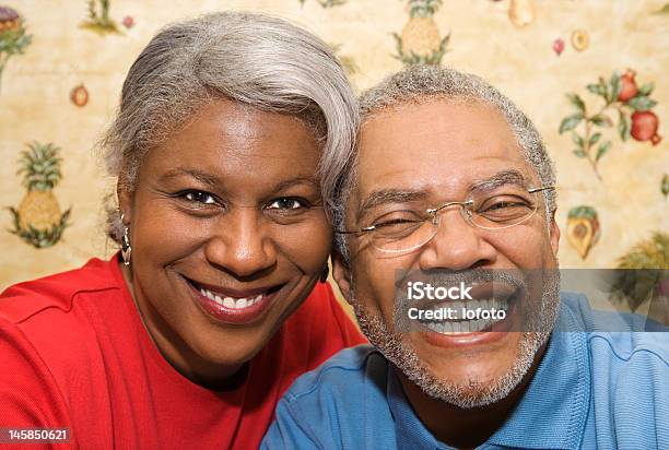Madura Pareja Sonriendo Foto de stock y más banco de imágenes de Africano-americano - Africano-americano, Afrodescendiente, Edificio residencial