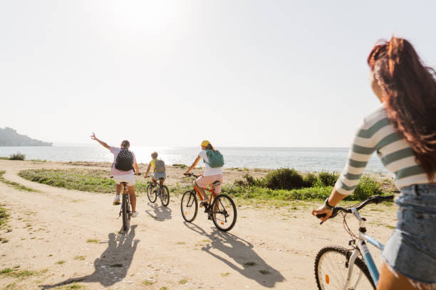 c'est parti pour la plage. - move back photos et images de collection