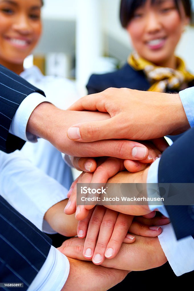 Las personas de negocios de unirse a sus manos - Foto de stock de Acuerdo libre de derechos