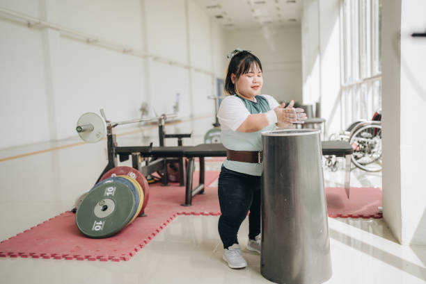 asian female athlete with wheelchair preparing before working out at the gym. - body care asian ethnicity body building toughness imagens e fotografias de stock