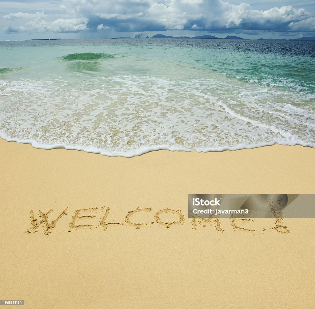 Witamy zapisany w piaszczystej tropikalnej plaży - Zbiór zdjęć royalty-free (Tablica powitalna)