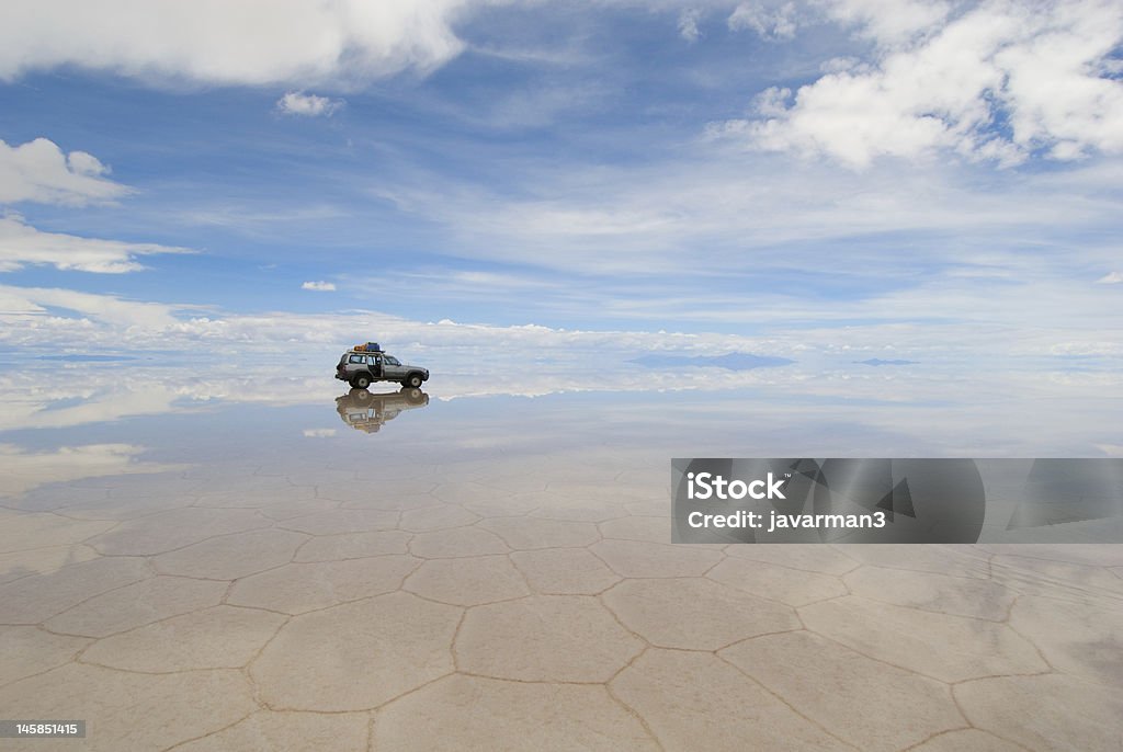 Mirror landscape of jeep in Salt Lake Salar de Uyuni Bolivia jeep in the salt lake salar de uyuni, bolivia Car Stock Photo