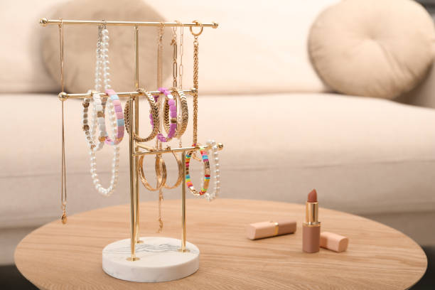 リビングルームの木製テーブルの上に豪華なジュエリーのセットを持つホルダー - chain storage room equipment gold chain ストックフォトと画像