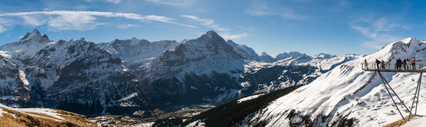 スイスのグリンデルヴァルトの上の展望台からアルプスの美しい景色を楽しむ観光客 - switzerland european alps schreckhorn horizontal ストックフォトと画像