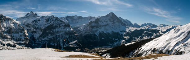 グリンデルワルトで最後の冬の日を楽しむ人々 スイスで最初 - switzerland european alps schreckhorn horizontal ストックフォトと画像