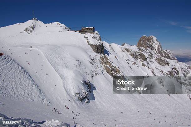 Narciarski Resort - zdjęcia stockowe i więcej obrazów Alpy - Alpy, Bezchmurne niebo, Biały