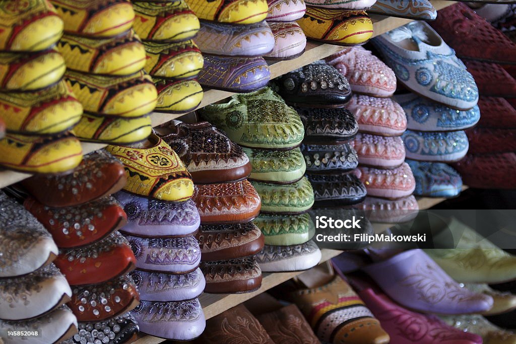 Arcobaleno di colori scarpe di Fes, Marocco - Foto stock royalty-free di Abbigliamento