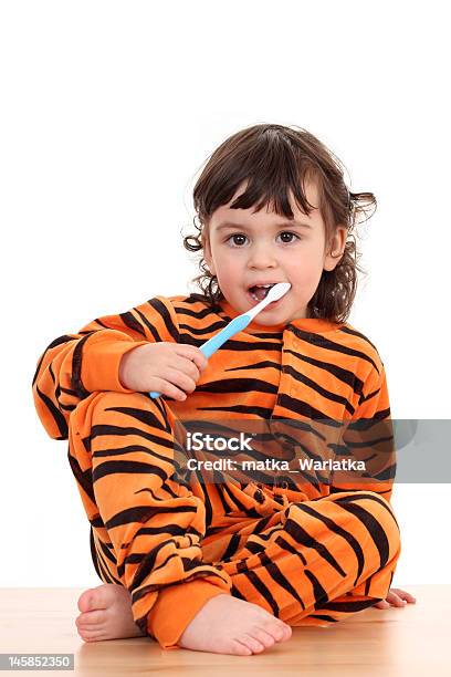 Foto de Menina E Escova De Dente e mais fotos de stock de 2-3 Anos - 2-3 Anos, Boca Humana, Cabelo Encaracolado