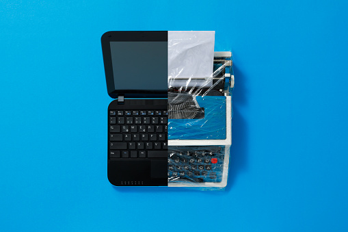 Digital und analog – Laptop and 80s Typewriter