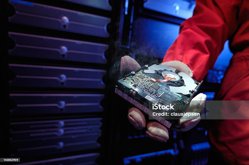 Feuerwehrmann, die rauchen computer-Festplatte - Lizenzfrei Rechenzentrum Stock-Foto