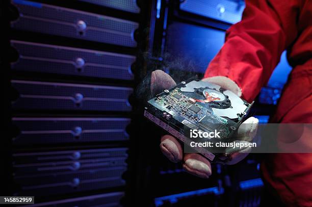 Feuerwehrmann Die Rauchen Computerfestplatte Stockfoto und mehr Bilder von Rechenzentrum - Rechenzentrum, Feuer, Festplatte