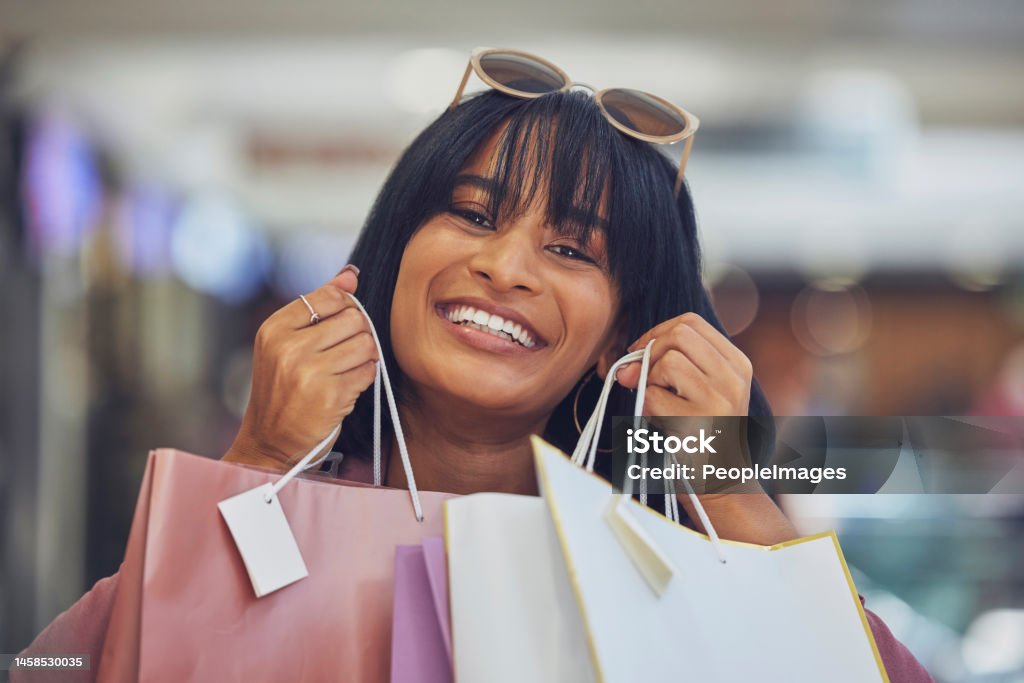 쇼핑 소매 및 쇼핑몰에서 쇼핑백을 들고 얼굴에 미소를 짓는 흑인 여성의 초상화 고객 럭셔리 라이프 스타일 및 매장에서 의류 화장품 및  제품을 구매 한 후 행복한 여성 20-24세에 대한 스톡 사진 및