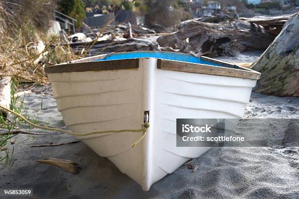 Blanco Barco De Remos Foto de stock y más banco de imágenes de Madera - Material - Madera - Material, Barco de remos, Playa